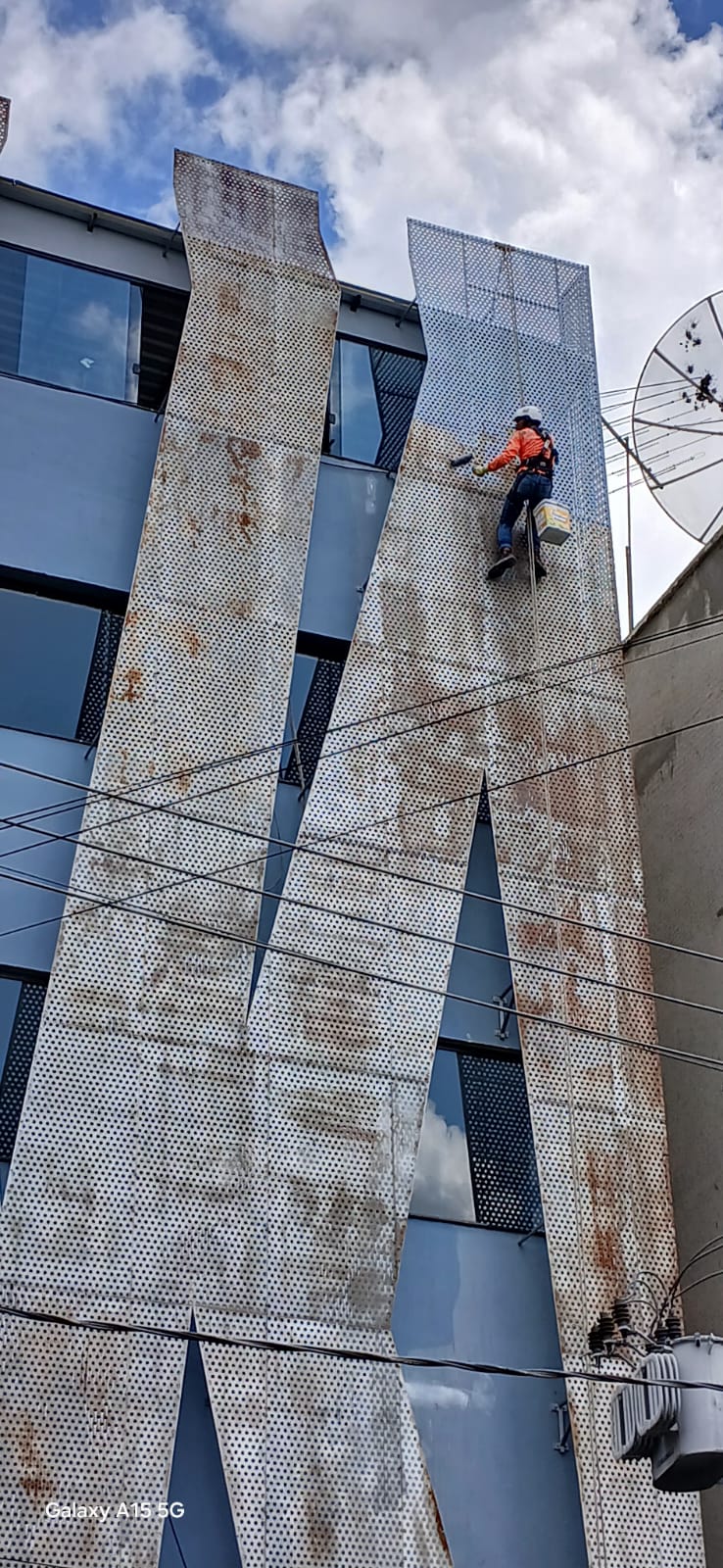 Tratamento de fachada metálica em altura